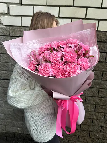 На фото №3 Композиция из альстромерии и гвоздик 