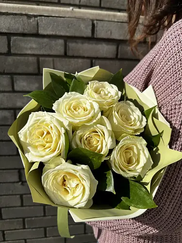 На фото №4 Букет живых цветов из 7 Белых роз