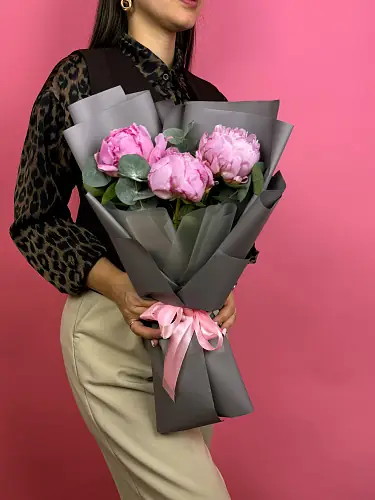 На фото №2 3 Пиона с эвкалиптом в упаковке