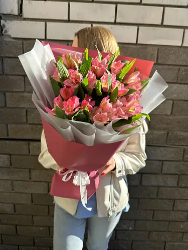 Букет с розовыми альстромериями