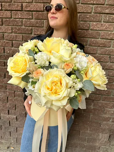 Композиция с эустомой и розами 