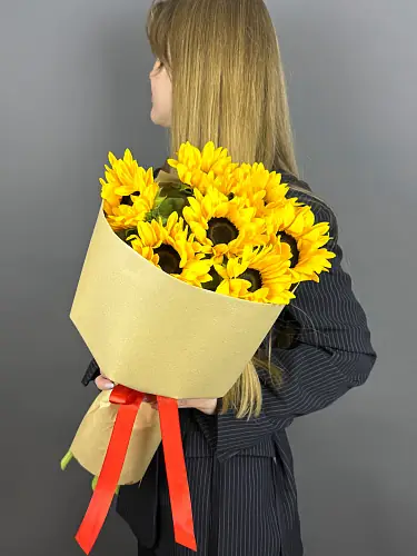 На фото №3 Букет живых цветов  из подсолнухов