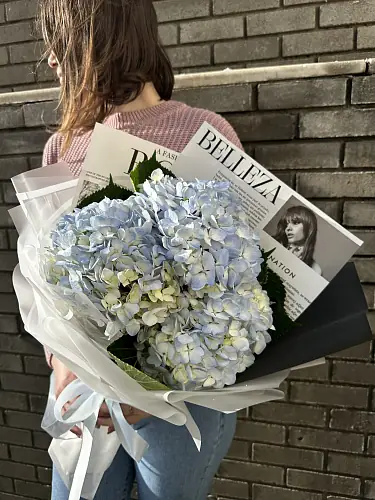 На фото №3 3 Голубые гортензии