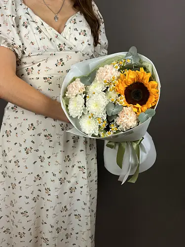 На фото №4 Букет с хризантемой и подсолнухом 