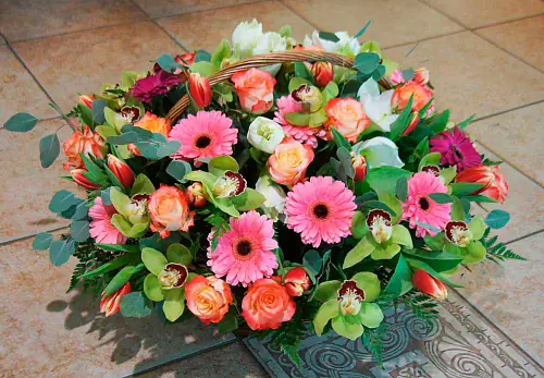 Корзина с цветами “Монпасье”