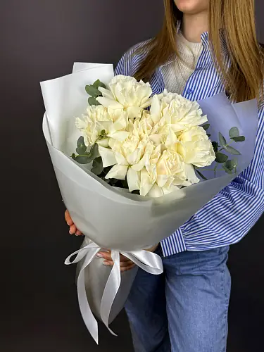 На фото №2 7 Белых роз с эвкалиптом 