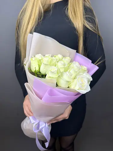 17 Белых Роз в упаковке