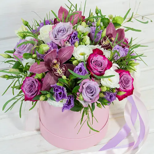 На фото №2 Шляпная коробка "Маскарад"