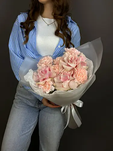 На фото №3 Букет Живых Цветов из диантусов и роз