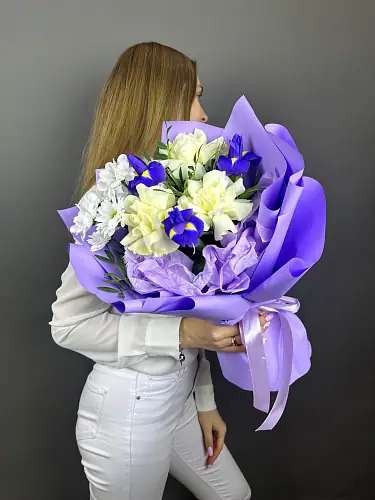 На фото №5 Букет живых цветов с французскими розами и ирисами