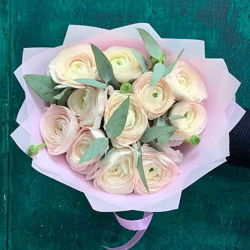 На фото №2 11 Ранункулюсов с эвкалиптом 