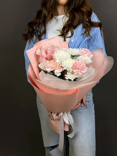 На фото №4 Букет живых цветов с диантусами и хризантемой