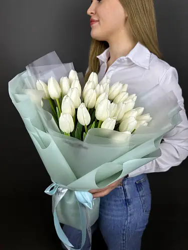 На фото №3 Букет живых цветов из 31 Белого тюльпана в дизайнерской упаковке