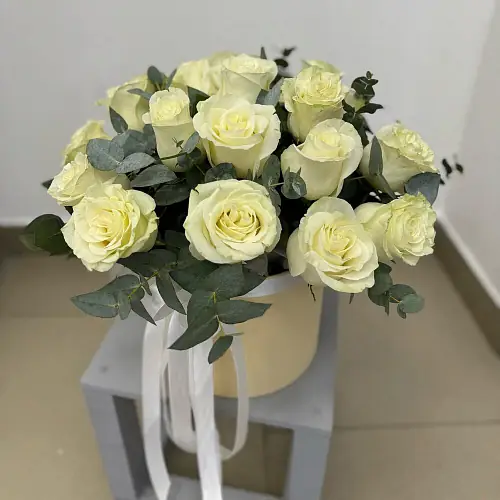 На фото №2 19 Белых роз в шляпной коробке 