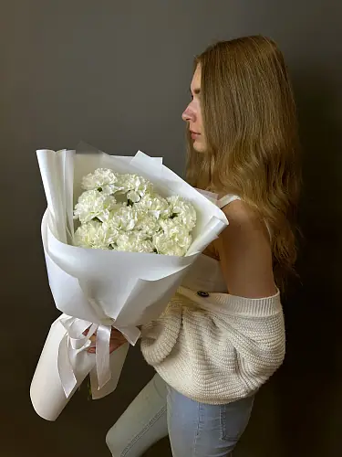 На фото №4 11 Белых гвоздик в упаковке