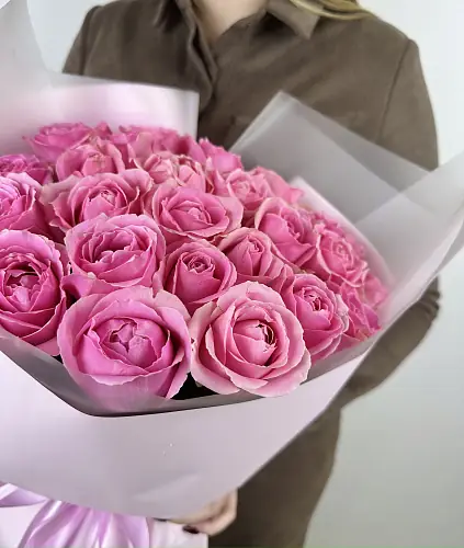 На фото №3 Букет из 25 розовых роз