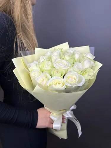 На фото №7 19 Белых роз