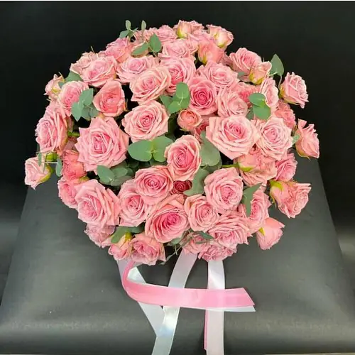 На фото №2 Нежные кустовые розы в коробке 