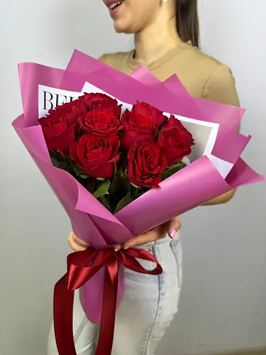 11 Красных роз в дизайнерской упаковке