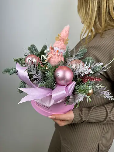 На фото №2 Цветы живые, Новогодняя композиция с нобилисом и снеговиком в шляпной коробке