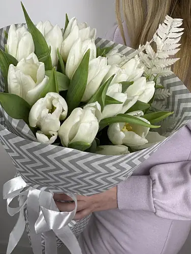На фото №3 Букет живых цветов из 15 Белых тюльпанов в дизайнерской упаковке