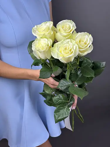 На фото №2 5 Кремовых Роз