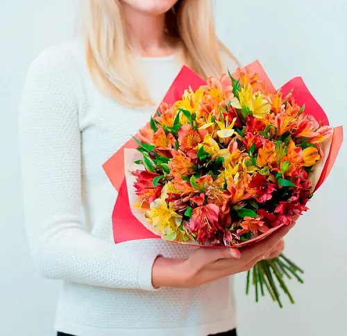 На фото №2 Букет микс из 17 альстромерий