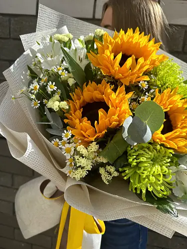 На фото №2 Летний букет с подсолнухами