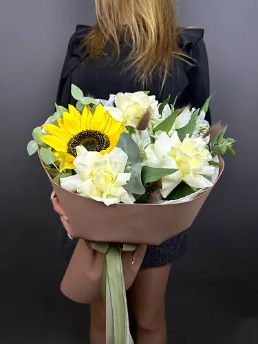 На фото №3 Букет живых цветов с подсолнухом и альстромерией