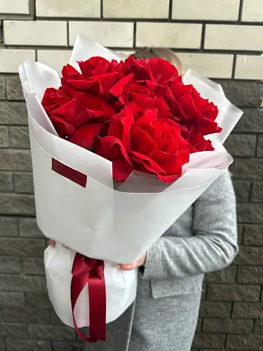 На фото №2 7 Красных роз в дизайнерской упаковке 