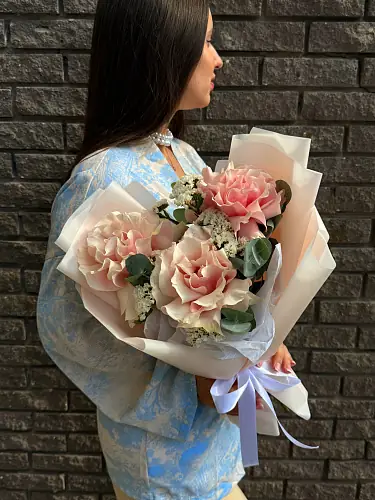 На фото №5 Букет из роз и статицы в стильной упаковке