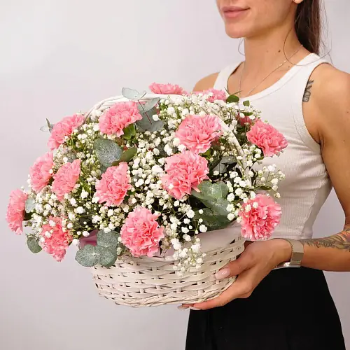 На фото №2 Композиция гвоздики и гипсофила в корзине