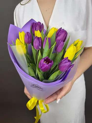 На фото №4 Букет из 15 Тюльпанов желтого и сиреневого цвета