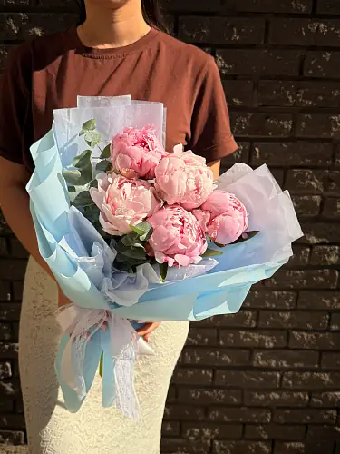 На фото №5 Букет живых цветов из 5 Пионов оформленный в крафтовую бумагу