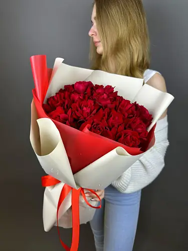 На фото №4 Букет живых цветов из 15 красных роз в оформленный в дизайнерскую упаковку