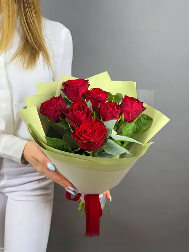 На фото №4 Букет живых цветов из красных роз оформленный в дизайнерскую упаковку