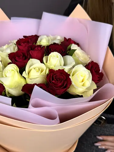 На фото №3 Нежный букет живых цветов из красных и белых роз в дизайнерской упаковке