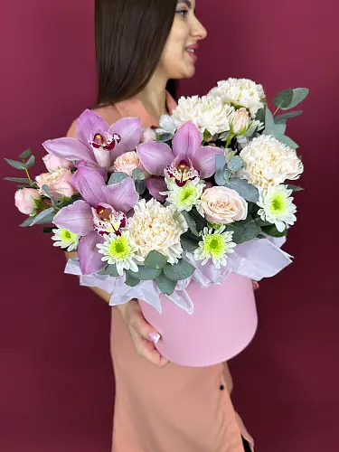 На фото №2 Букет живых цветов с орхидеями и нежными розами в шляпной коробке