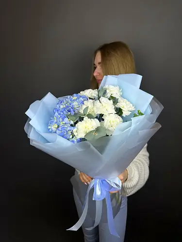 На фото №2 Букет живых цветов из голубой гортензии и гвоздики в дизайнерской упаковке