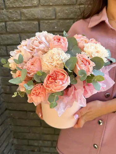 На фото №2 Коробка с гортензией и розой