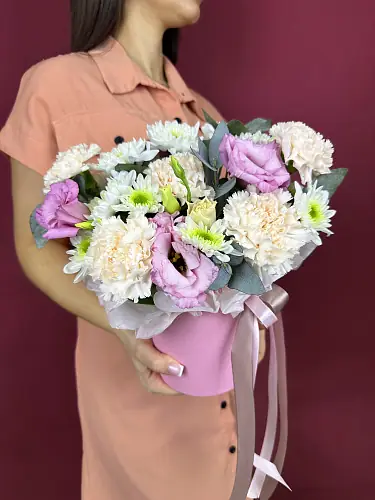 На фото №2 Живые цветы с гвоздикой и эустомой в коробке