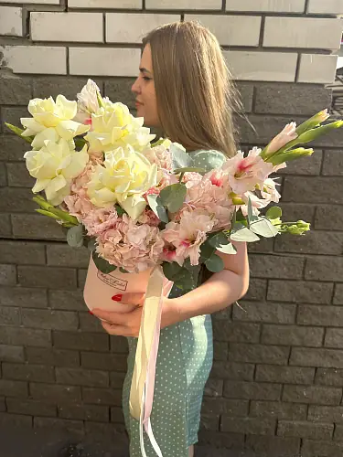 На фото №3 Коробка с розами и розовой гортензией 