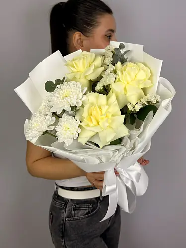 На фото №2 Авторский Букет свежих цветов из роз с хризантемой и зеленью в упаковке