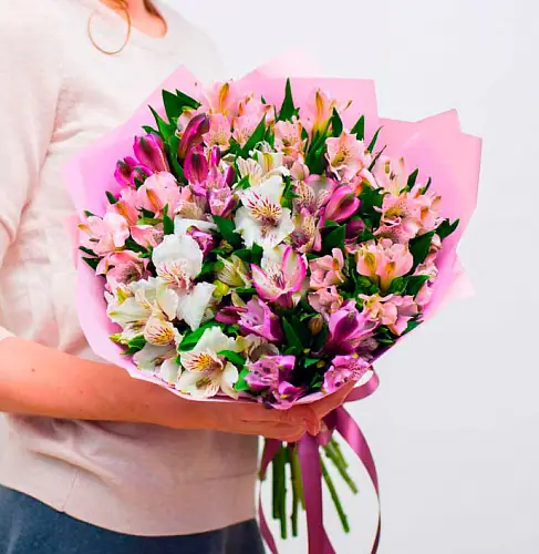 На фото №2 Букет из 17 альстромерий микс