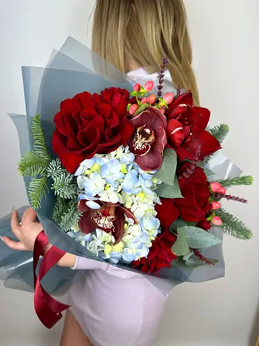 На фото №2 Букет с амариллисом и гортензией 