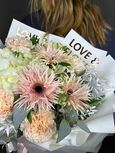 На фото №6 Букет с герберами и гортензией 