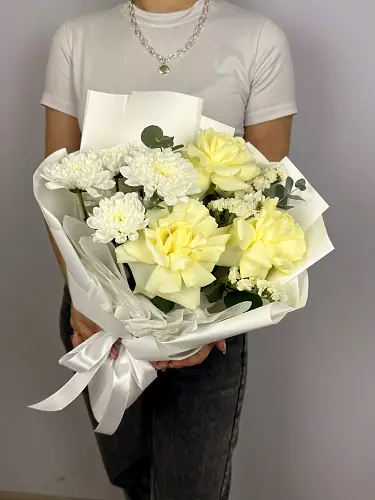 На фото №4 Букет из роз с хризантемой и зеленью