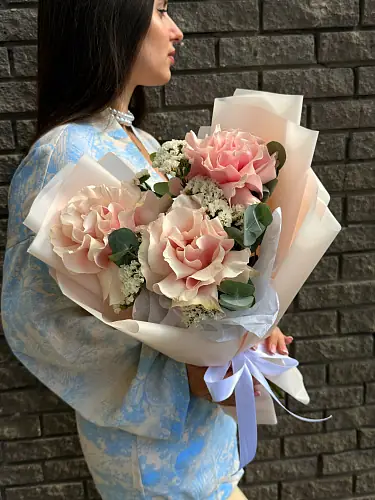 На фото №4 Букет из роз и статицы в стильной упаковке