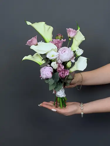 На фото №6 Свадебная композиция с пионами и каллами 