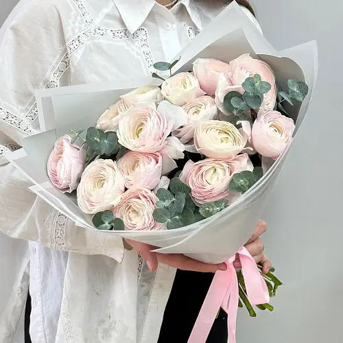 На фото №2 Композиция из ранункулюсов с эвкалиптом